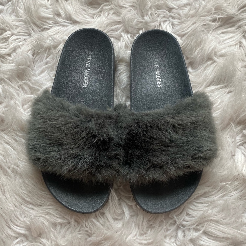 Size 6 Gray Fuzzy Slides
